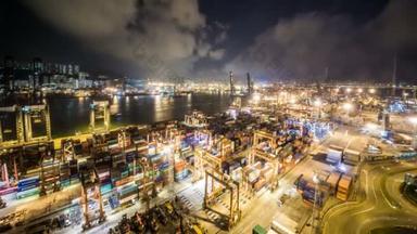 香港货柜码头夜间延时-香港葵青货柜码头是世界上最繁忙的港口之一.